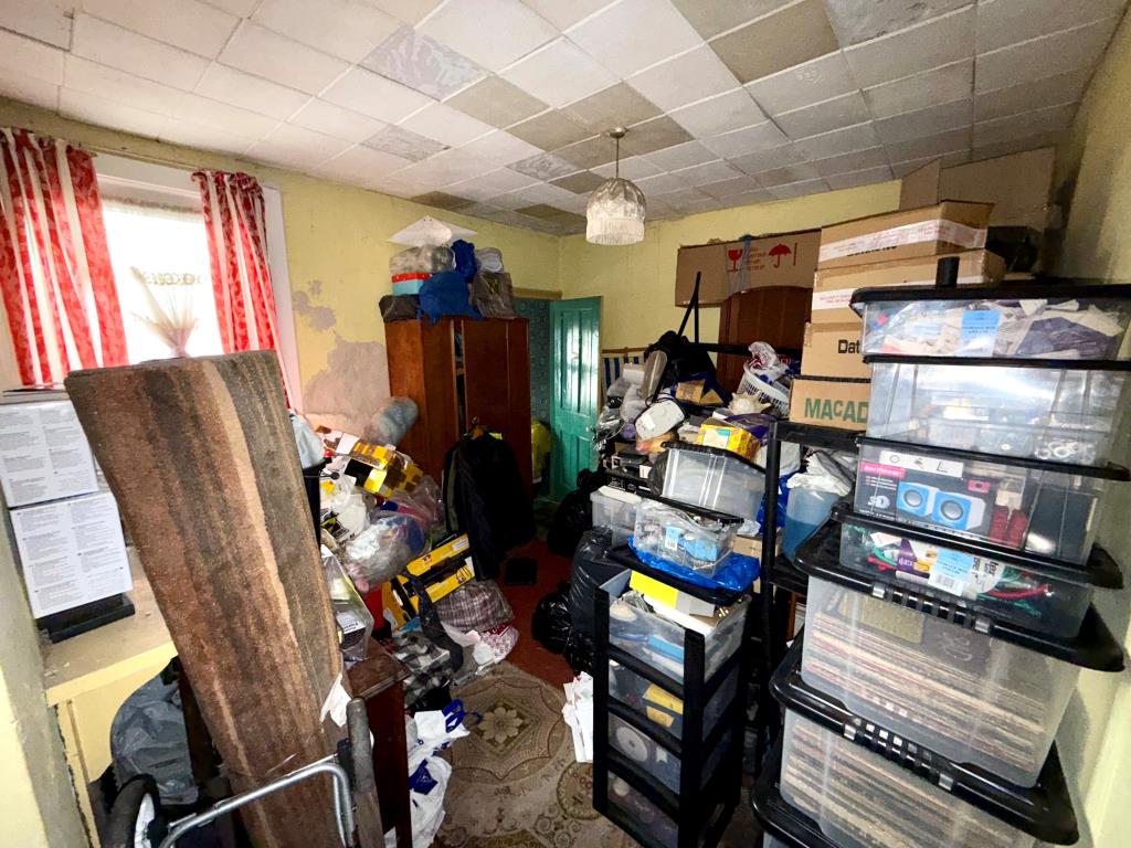 Lot: 164 - MID-TERRACE HOUSE FOR IMPROVEMENT - Bedroom two